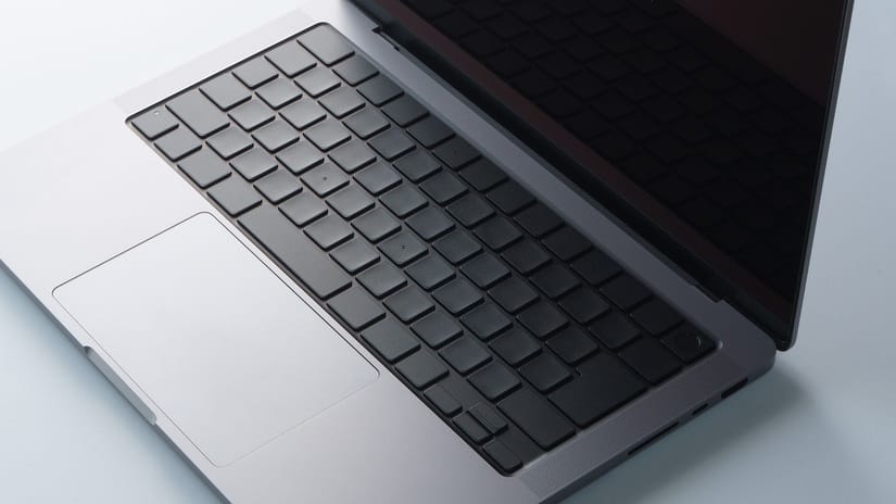 MacBook Pro (2021)のキートップを無刻印化する「ブラックアウトステッカー」