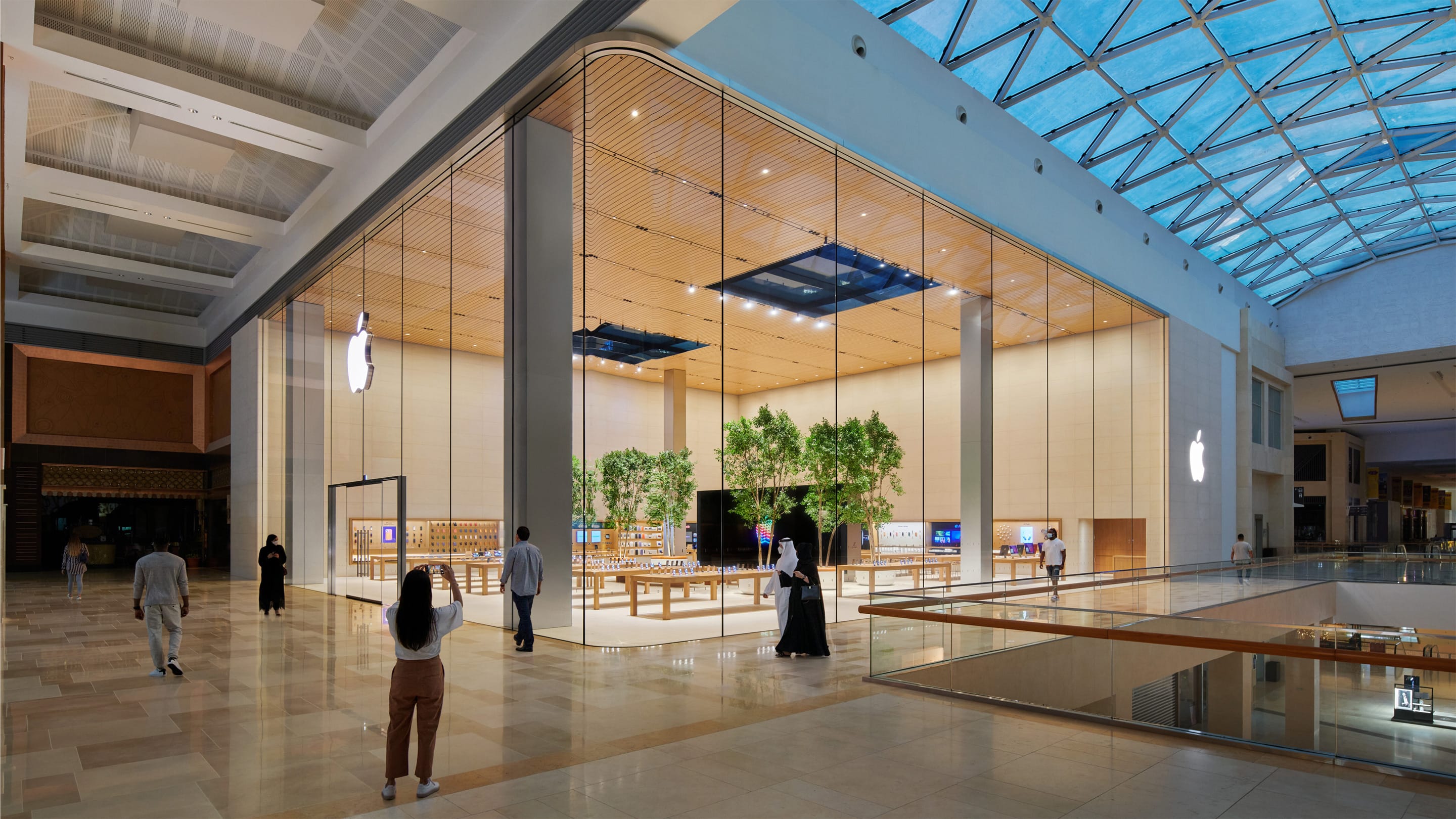 Apple、アブダビの直営店をリニューアルオープン