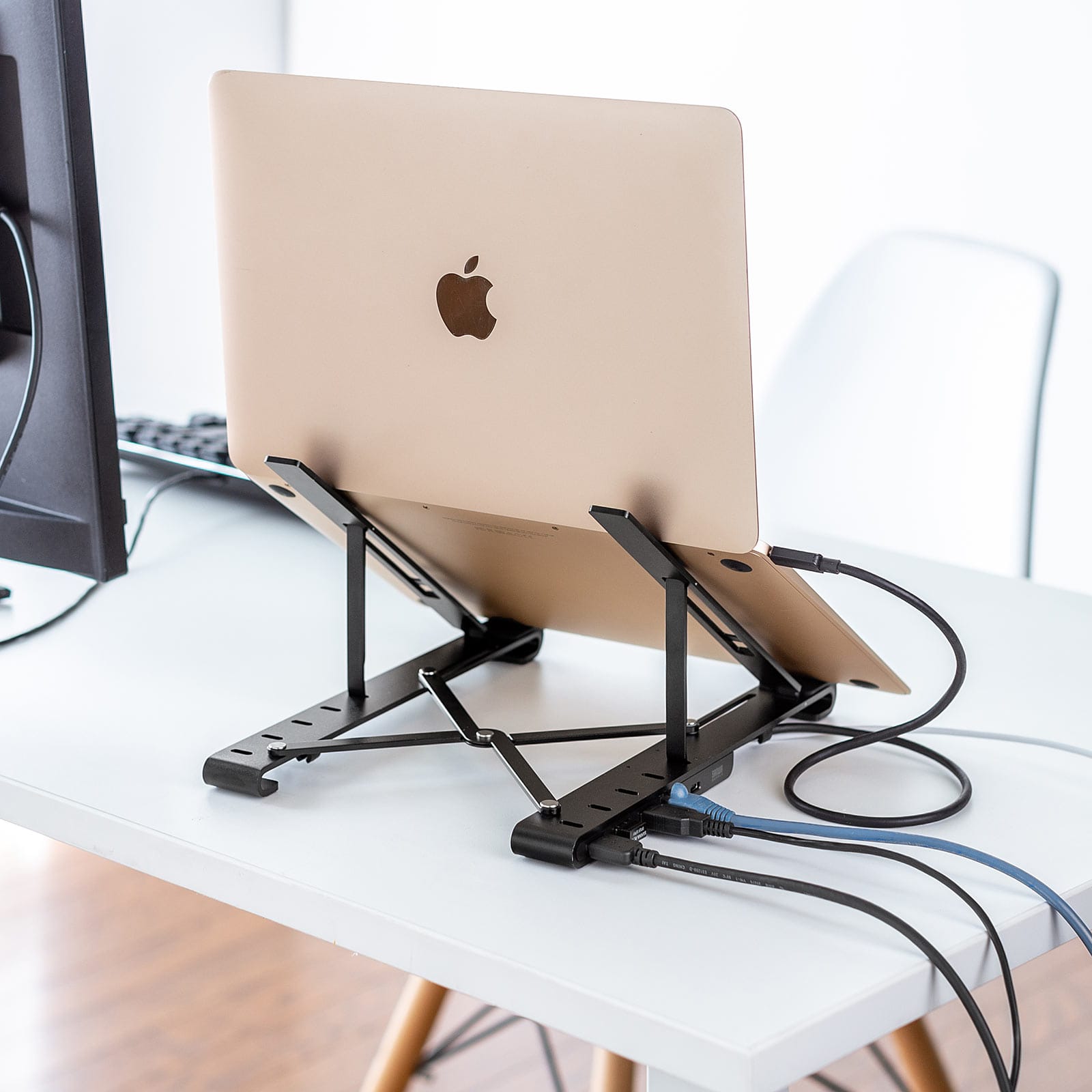 サンワサプライ、USB-Cハブ一体型のノートPC/タブレット用折りたたみ式スタンドを発売