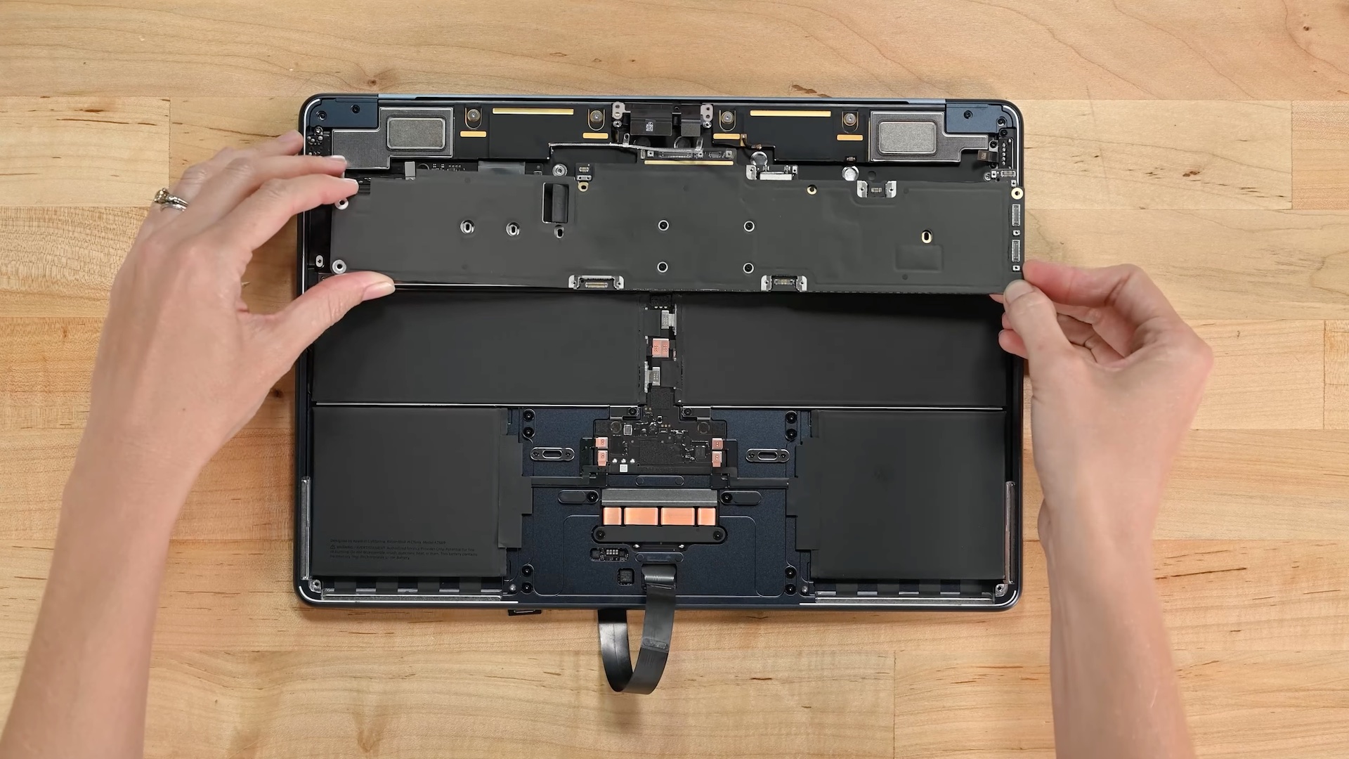 iFixitがM2 MacBook Airの分解動画を公開