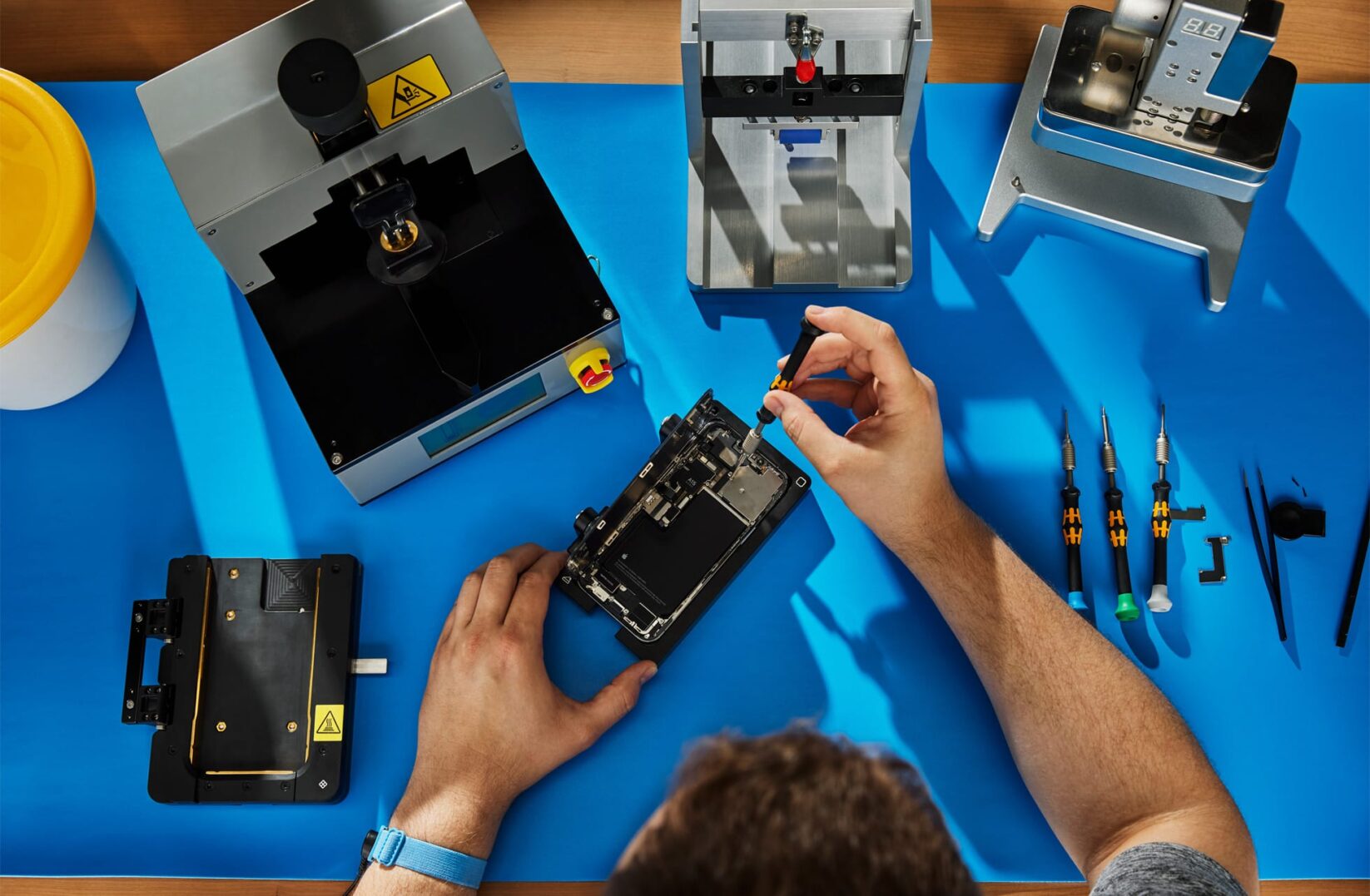  Apple、iPhone 12および13からセルフサービス修理プログラムを発表