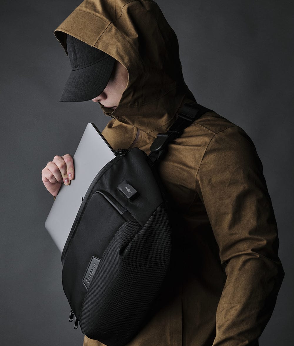 ALPAKA、MacBook Pro用スリングバッグ「BRAVO SLING MAX V2」を発売