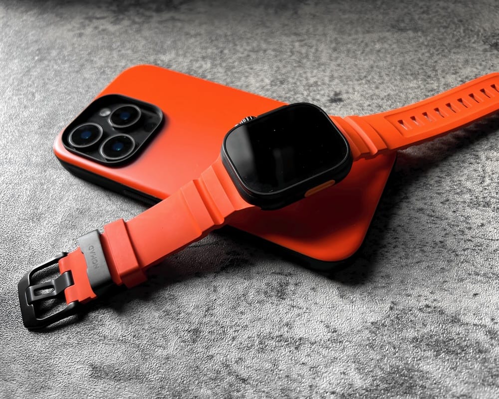 NOMADのApple Watch Ultra用バンド＆iPhone 16 Pro用ケースに限定色「Magma」登場