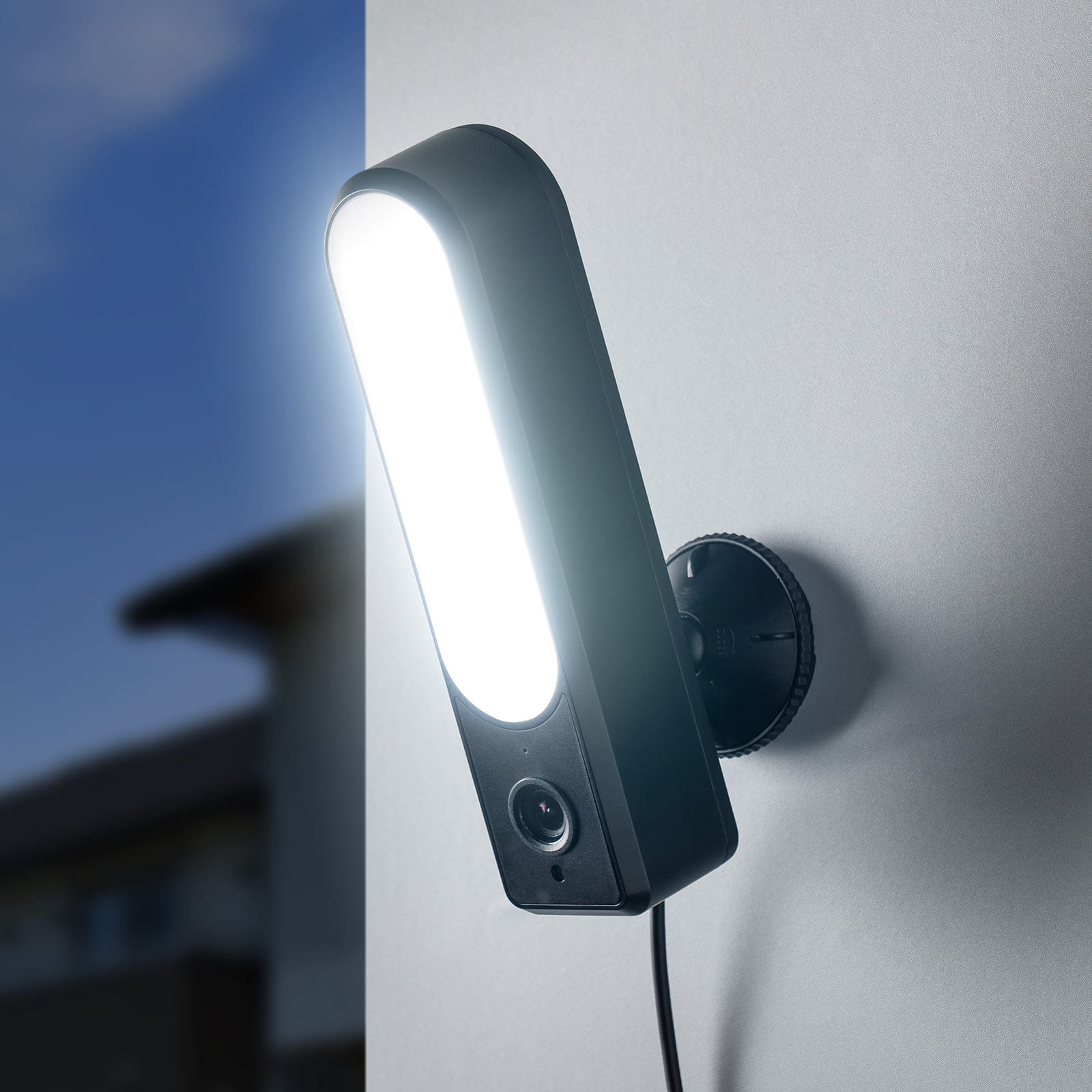 サンワサプライ、人感センサーLEDライト搭載のネットワーク防犯カメラを発売