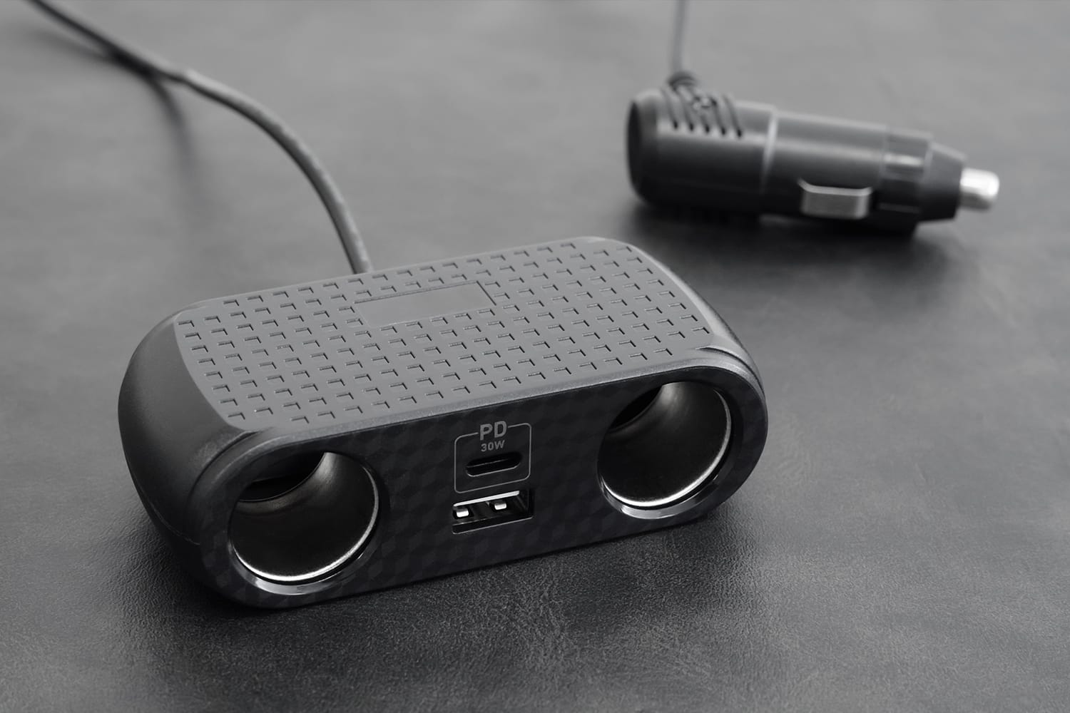 オウルテック、アクセサリーソケットを増設できるカーチャージャーを発売