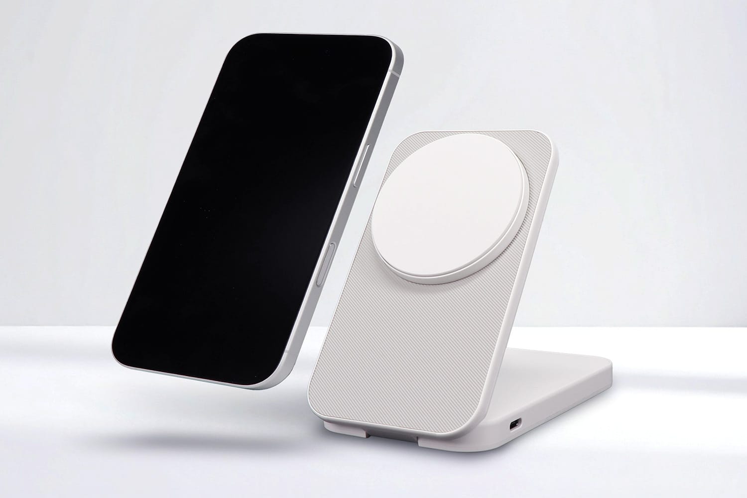 オウルテック、Qi2対応でスマホスタンドにもなるモバイルバッテリーを発売