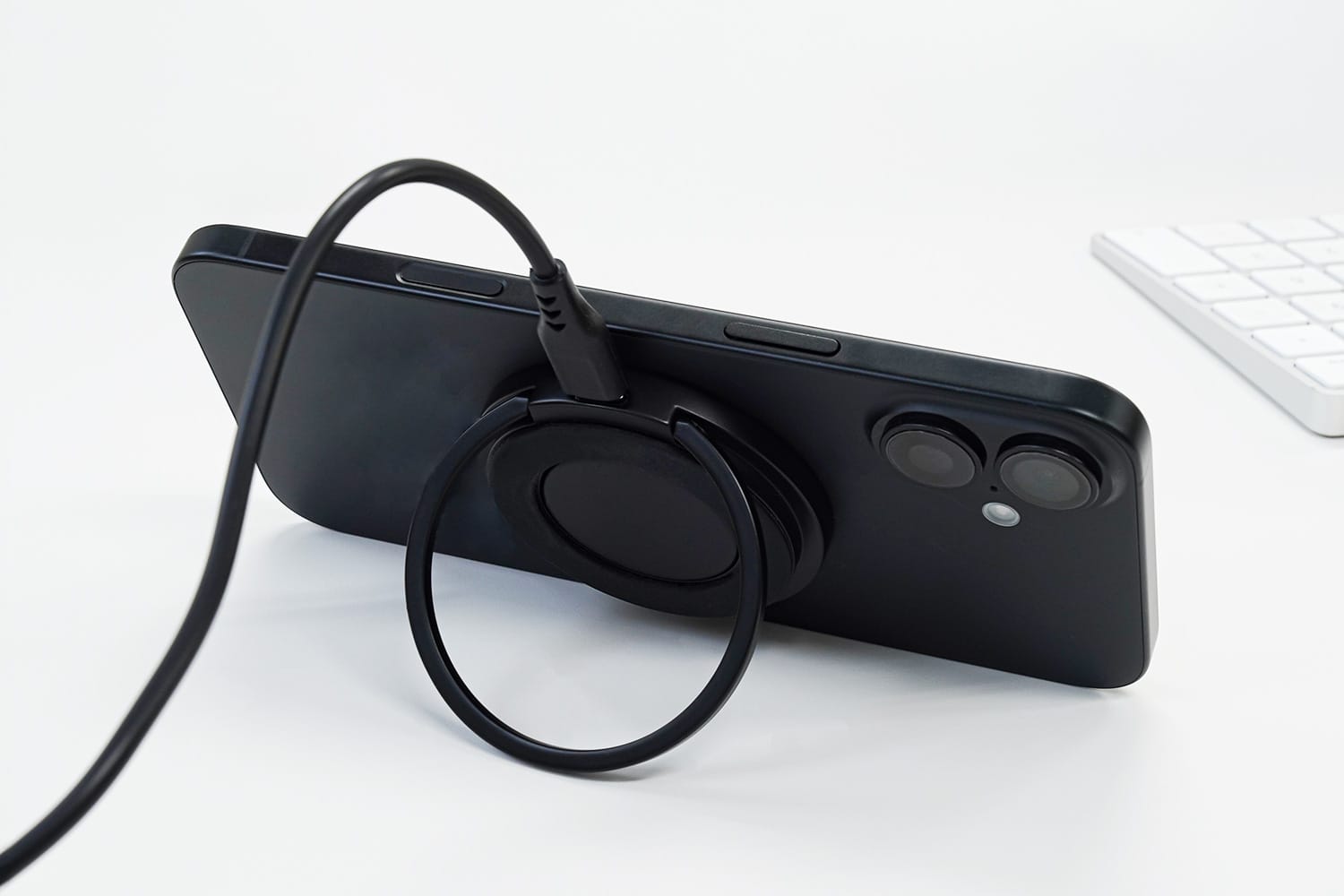 オウルテック、スマホリングやスタンドとしても使えるQi2対応ワイヤレス充電器を発売