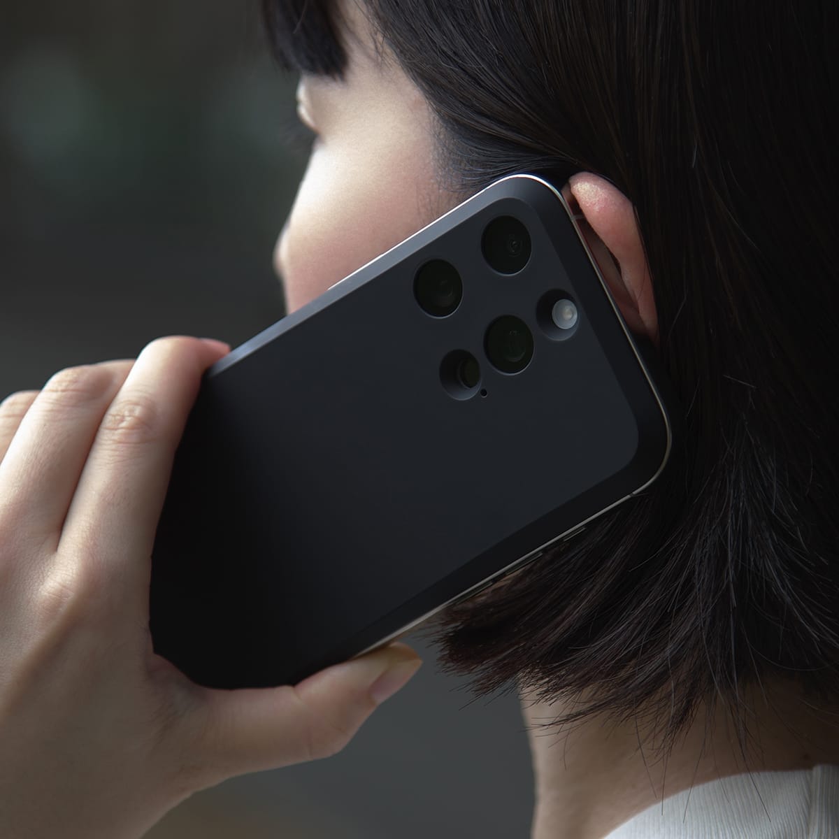 iPhone 16 Proをフラットにするバックプレート「MYNUS MAGBACK