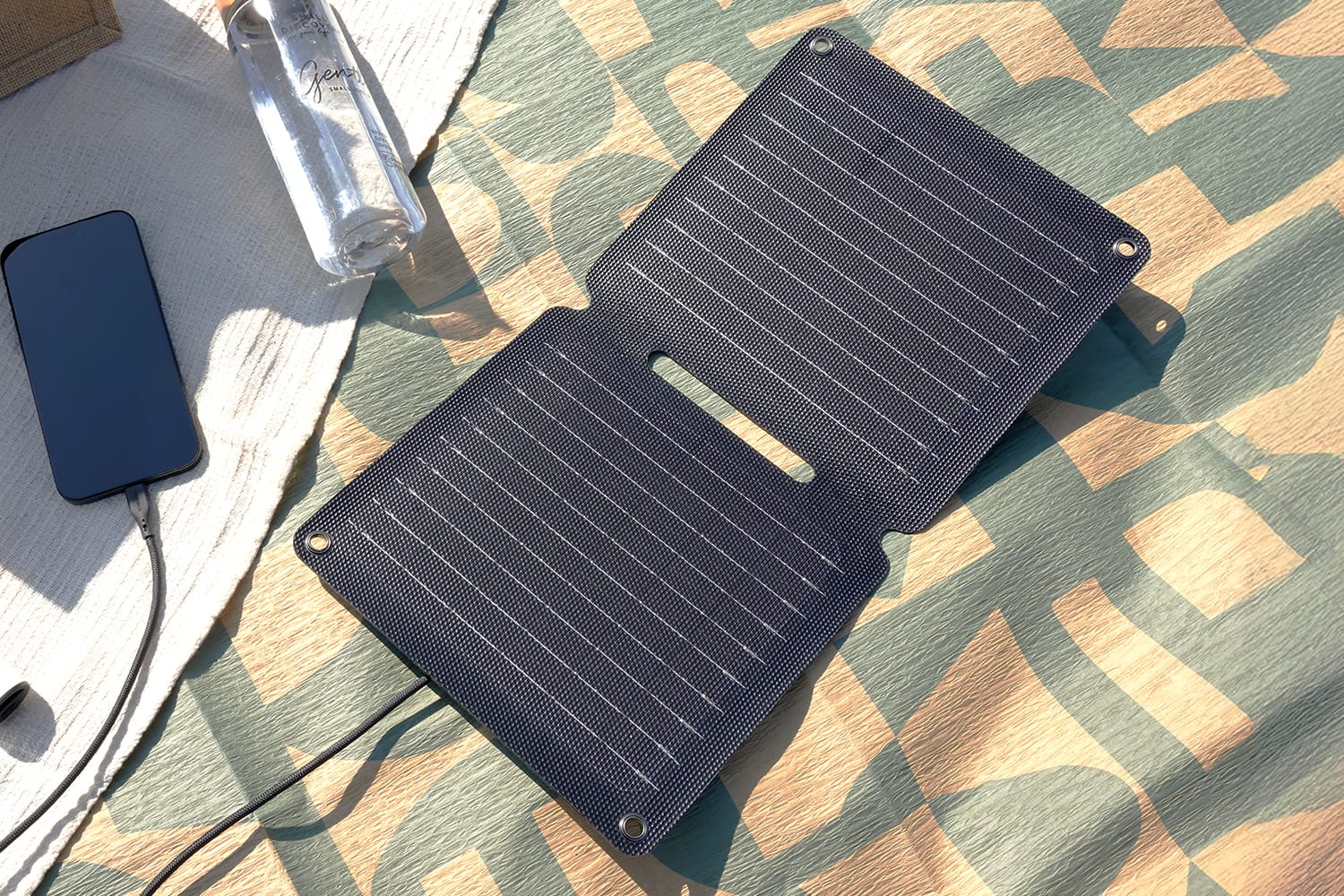 オウルテック、コンパクトなポータブルソーラーパネルを発売