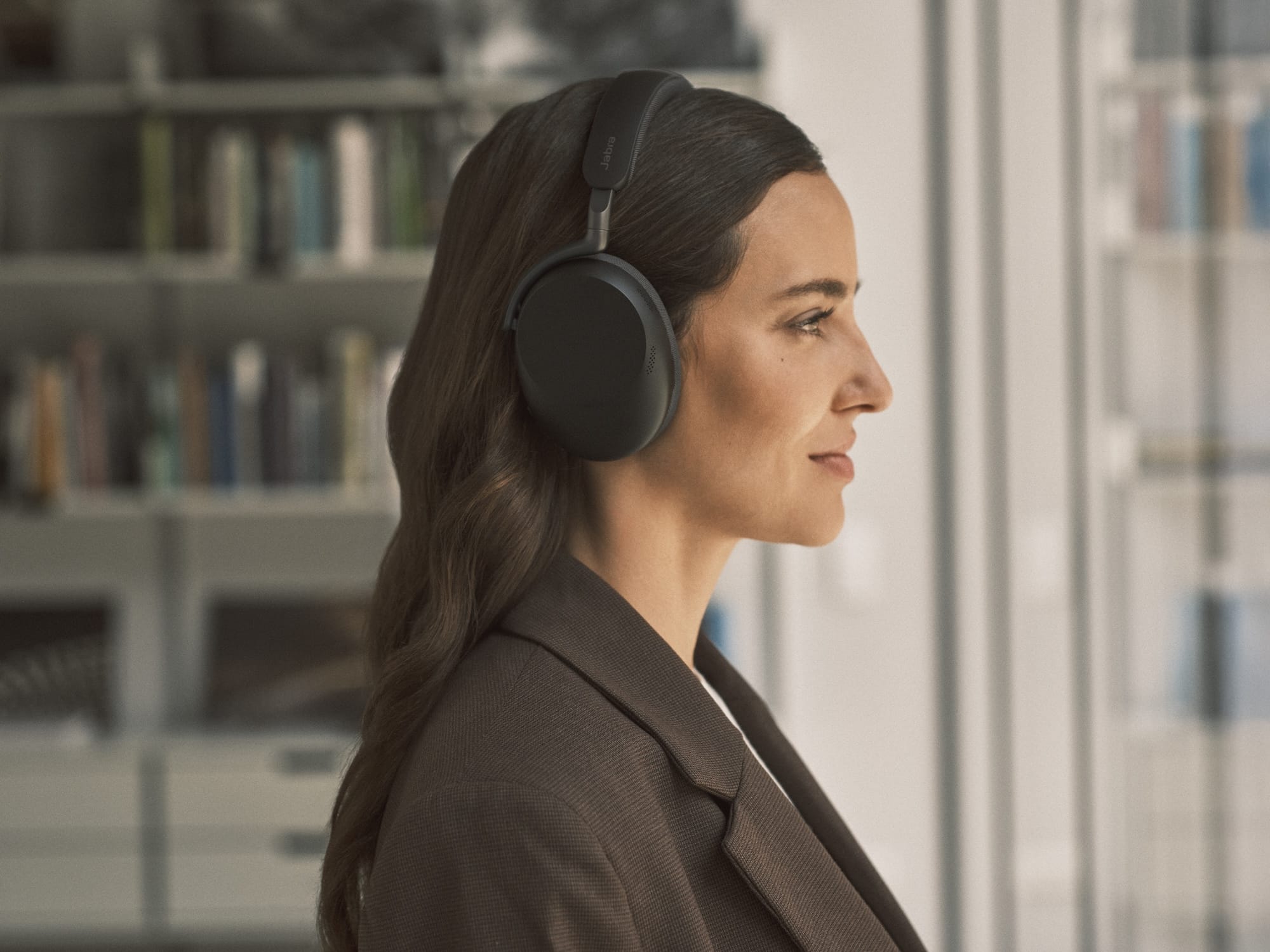Jabra、クリアな音声品質を追求したAI搭載ヘッドセット「Evolve3」シリーズ発売