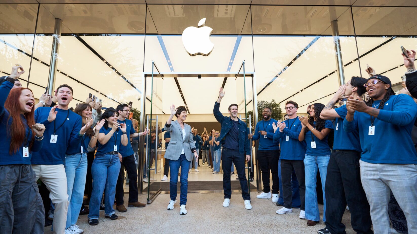 「iPhone Duo」発売日のApple Storeの様子