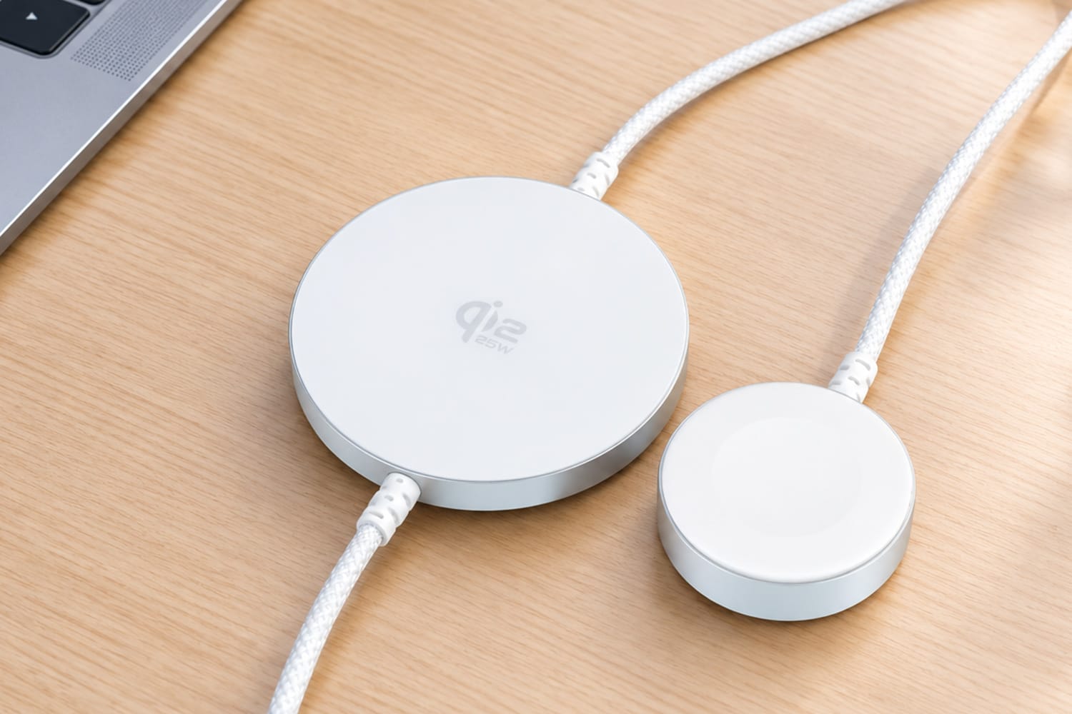 オウルテック、iPhoneとApple Watch対応の2-in-1ワイヤレス充電器を発売　Apple Watch用充電器搭載のUSB-Cケーブルも